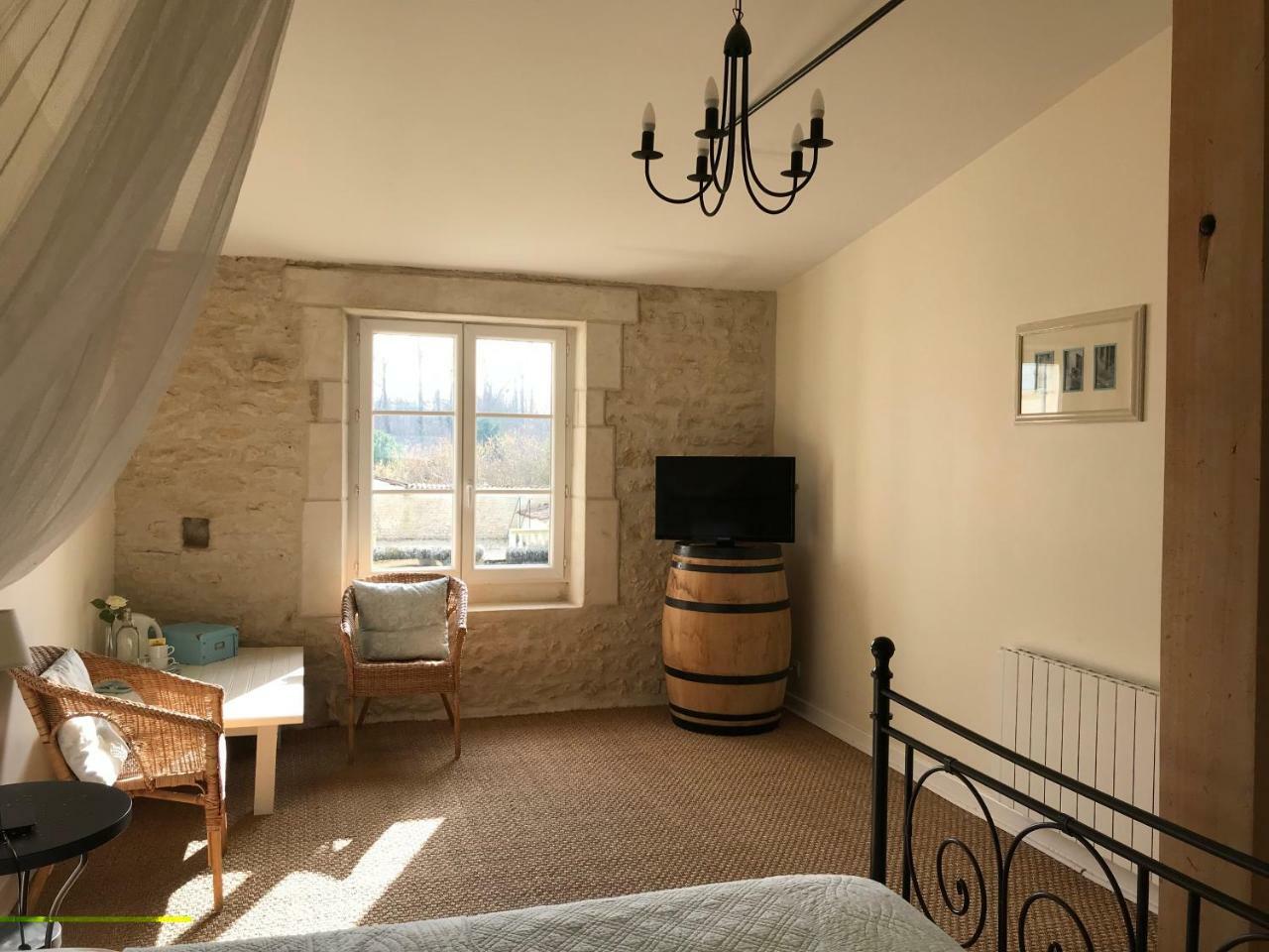 Le Four A Pain Hotel Saint-Jean-d'Angely Room photo